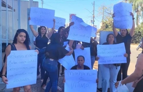 Familiares pedem justiça e prisão de professor acusado de abusar de crianças em Patos de Minas