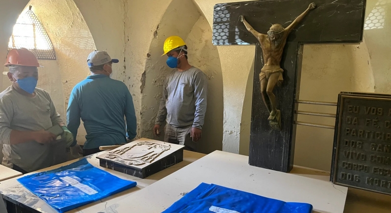 Diocese de Patos de Minas realiza exumação dos restos mortais de Dom José André Coimbra e de sacerdotes sepultados na cripta da Catedral Diocesana Diocese de Patos de Minas realiza exumação dos restos mortais de Dom José André Coimbra e de sacerdotes sepultados na cripta da Catedral Diocesana
