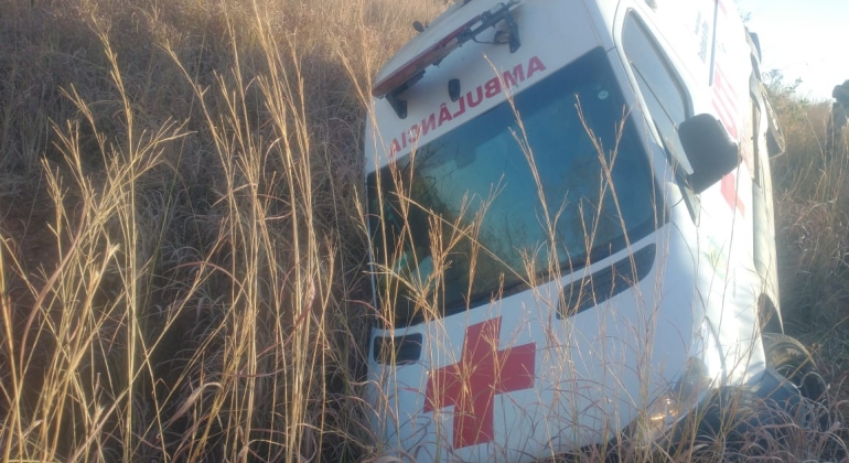 Ambulância sai da pista na MG-410 durante transporte de paciente, em Presidente Olegário Ambulância sai da pista na MG-410 durante transporte de paciente, em Presidente Olegário