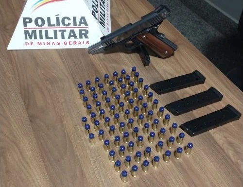 Polícia Militar apreende arma após denúncia de ameaças contra mulher e filhos em Guarda dos Ferreiros Polícia Militar apreende arma após denúncia de ameaças contra mulher e filhos em Guarda dos Ferreiros