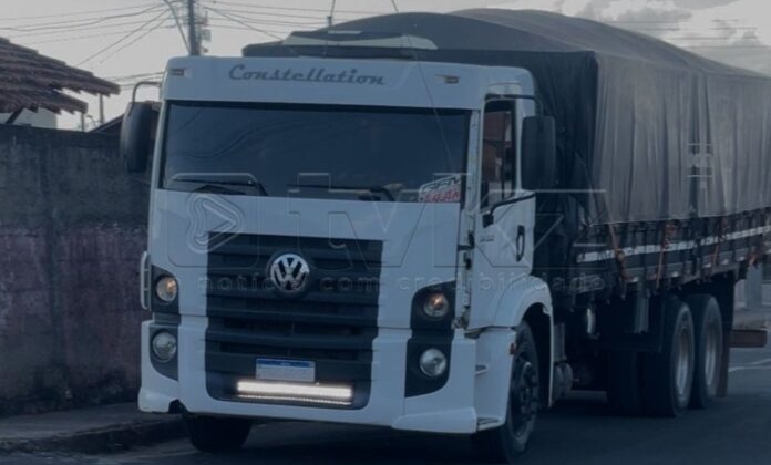 Quadrilha rouba caminhão na BR-354 em Lagoa Formosa e sequestra do motorista Quadrilha rouba caminhão na BR-354 em Lagoa Formosa e sequestra do motorista
