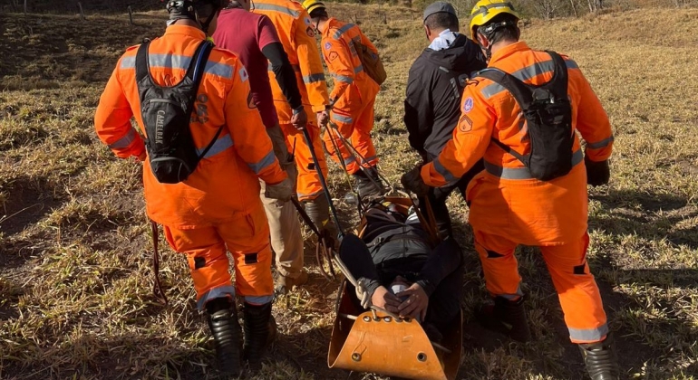 Homem de 47 anos sofre queda de parapente na zona rural de Patos de Minas Homem de 47 anos sofre queda de parapente na zona rural de Patos de Minas