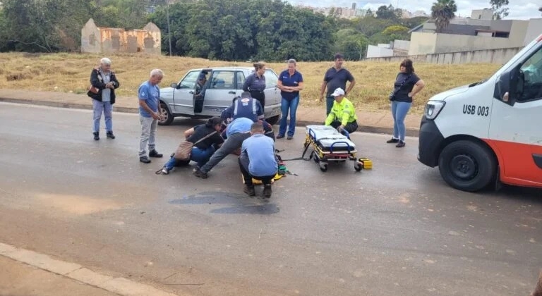 Motociclista de 19 anos sofre fratura e escoriações após acidente na Rua Vereador João Pacheco em Patos de Minas 