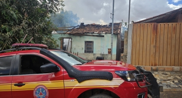Patos de Minas - Incêndio destrói parte de residência e Corpo de Bombeiros orienta demolição do imóvel Patos de Minas - Incêndio destrói parte de residência e Corpo de Bombeiros orienta demolição do imóvel