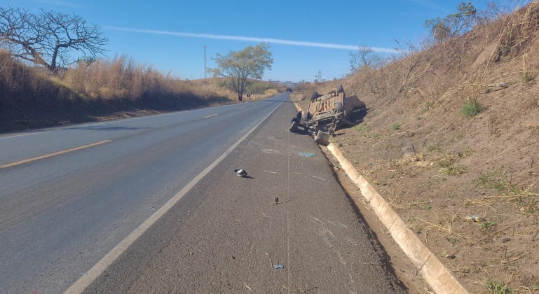 Capotamento na BR-354 no município de Carmo do Paranaíba deixa mulher ferida Capotamento na BR-354 no município de Carmo do Paranaíba deixa mulher ferida