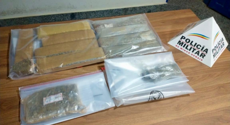 Polícia Militar prende dois suspeitos de facção criminosa com grande quantidade de drogas em São Gotardo Polícia Militar prende dois suspeitos de facção criminosa com grande quantidade de drogas em São Gotardo