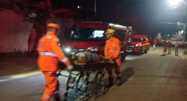 Patos de Minas - Colisão contra poste mobiliza bombeiros e SAMU no bairro Jardim Esperança Patos de Minas - Colisão contra poste mobiliza bombeiros e SAMU no bairro Jardim Esperança