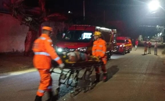 Patos de Minas - Colisão contra poste mobiliza bombeiros e SAMU no bairro Jardim Esperança Patos de Minas - Colisão contra poste mobiliza bombeiros e SAMU no bairro Jardim Esperança