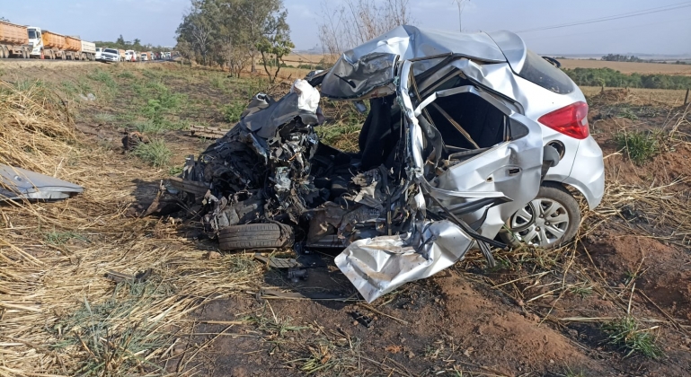 Motorista morre em colisão entre carro e bitrem na BR-365, em Patrocínio Motorista morre em colisão entre carro e bitrem na BR-365, em Patrocínio