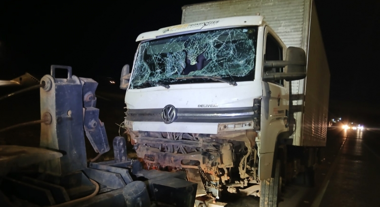 Motorista se distrai com celular e provoca acidente entre caminhões na BR-354 em Lagoa Formosa Motorista se distrai com celular e provoca acidente entre caminhões na BR-354 em Lagoa Formosa