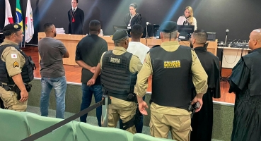 Réu absolvido é conduzido à delegacia por portar droga em júri popular Réu absolvido é conduzido à delegacia por portar droga em júri popular