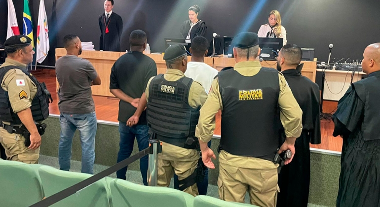 Réu absolvido é conduzido à delegacia por portar droga em júri popular Réu absolvido é conduzido à delegacia por portar droga em júri popular