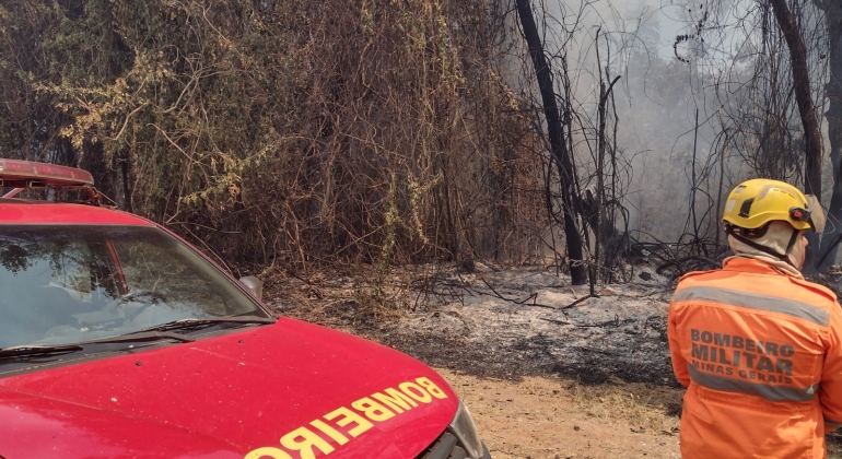 Bombeiros de Patos de Minas combatem incêndio em reserva no distrito de Sertãozinho e evitam que fogo atingisse lavoura de café Bombeiros de Patos de Minas combatem incêndio em reserva no distrito de Sertãozinho e evitam que fogo atingisse lavoura de café