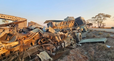 Um motorista morreu e outro ficou ferido em grave acidente entre carretas na MGC-410, no município de Presidente Olegário Um motorista morreu e outro ficou ferido em grave acidente entre carretas na MGC-410, no município de Presidente Olegário