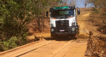 Prefeitura de Lagoa Formosa entrega ponte sobre o córrego Sumaré 