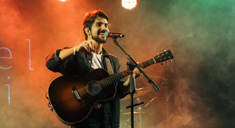 Gabriel Gonti canta Jorge Ben Jor no Festival de Gastronomia de Patos de Minas