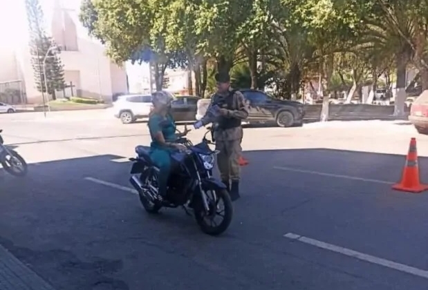 Motoristas poderão regularizar veículos via Pix durante blitz e evitar custos com guincho e pátio
