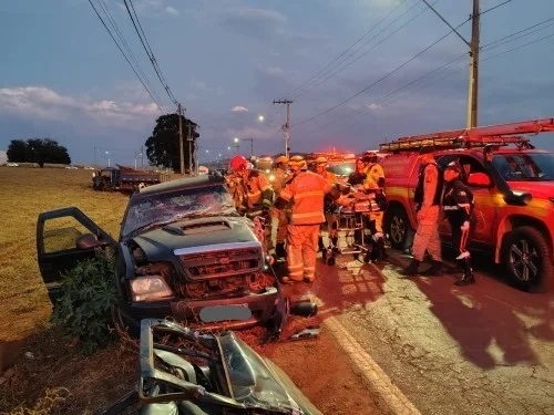 Patos de Minas - Colisão entre caminhão e caminhonete na Avenida Afonso Queiroz deixa motorista ferido Patos de Minas - Colisão entre caminhão e caminhonete na Avenida Afonso Queiroz deixa motorista ferido