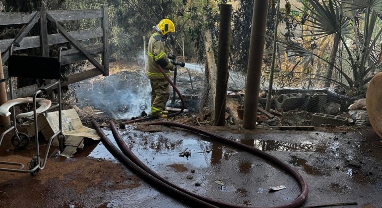 Bombeiros combatem incêndios em Patos de Minas e região; chamas ameaçaram veículos e atingiram residência Bombeiros combatem incêndios em Patos de Minas e região; chamas ameaçaram veículos e atingiram residência