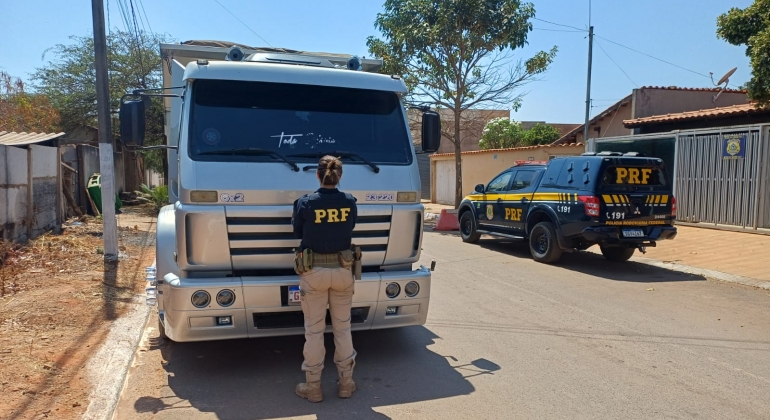 PRF recupera na BR-040 caminhão furtado em Divinópolis PRF recupera na BR-040 caminhão furtado em Divinópolis