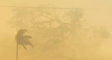 Fumaça de queimada causa medo e transforma manhã em “noite” na Avenida Marabá, em Patos de Minas