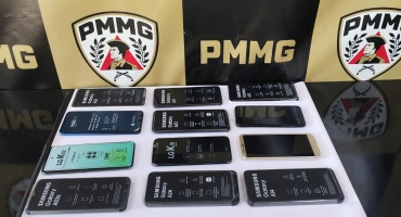 Polícia prende dois suspeitos em Carmo do Paranaíba e recupera celulares furtados em Rio Paranaíba Polícia prende dois suspeitos em Carmo do Paranaíba e recupera celulares furtados em Rio Paranaíba