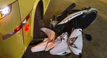 Motociclista inabilitado colide com ônibus e fica ferido na cidade de Patos de Minas Motociclista inabilitado colide com ônibus e fica ferido na cidade de Patos de Minas
