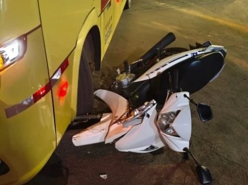 Motociclista inabilitado colide com ônibus e fica ferido na cidade de Patos de Minas 