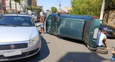Patos de Minas - Motorista embriagado e inabilitado provoca acidente e tomba carro na Rua Major Gote Patos de Minas - Motorista embriagado e inabilitado provoca acidente e tomba carro na Rua Major Gote
