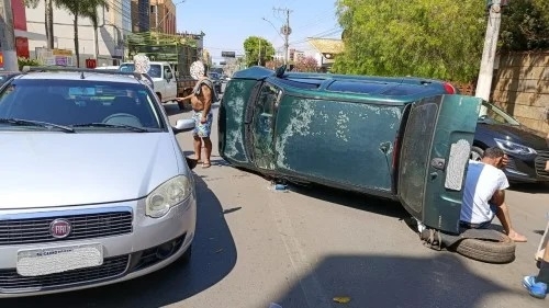 Patos de Minas - Motorista embriagado e inabilitado provoca acidente e tomba carro na Rua Major Gote Patos de Minas - Motorista embriagado e inabilitado provoca acidente e tomba carro na Rua Major Gote
