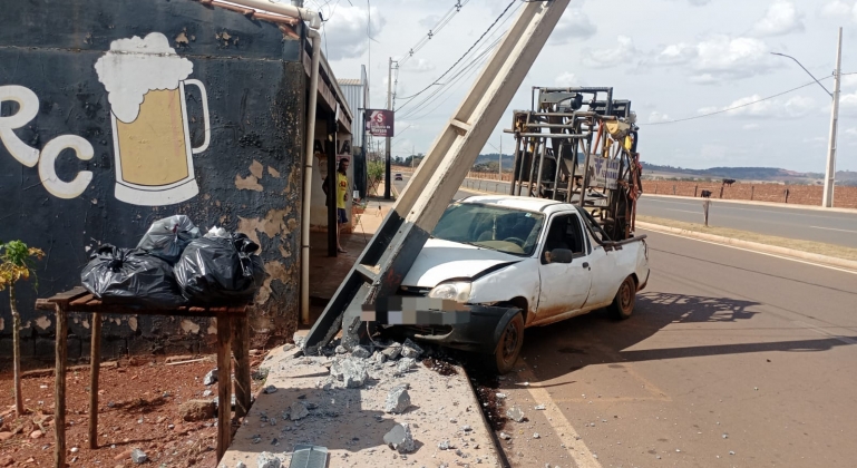 Lagoa Formosa - Parte do bairro Santa Cruz fica sem energia elétrica após veículo colidir contra poste na Avenida Manoel Soares 