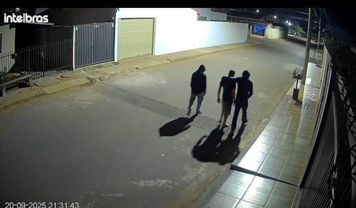 Câmera de segurança grava jovem de Lagoa Formosa sendo levado pelos atiradores; e logo após executado 