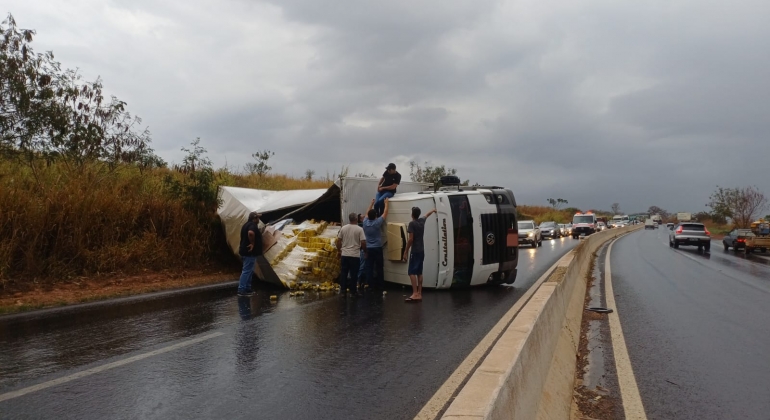 Caminhão carregado com cerveja que seguia para Lagoa Formosa tomba na BR-354 Caminhão carregado com cerveja que seguia para Lagoa Formosa tomba na BR-354