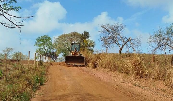 Prefeitura de Lagoa Formosa realiza trabalhos de manutenção e recuperação na estrada que dá acesso às comunidades de Ilha e Mutuca 