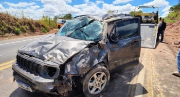 Motorista perde controle direcional e capota veículo na MGC-354; em Patos de Minas Motorista perde controle direcional e capota veículo na MGC-354; em Patos de Minas
