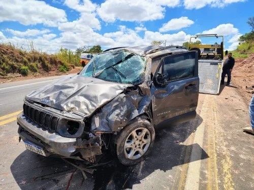 Motorista perde controle direcional e capota veículo na MGC-354; em Patos de Minas Motorista perde controle direcional e capota veículo na MGC-354; em Patos de Minas