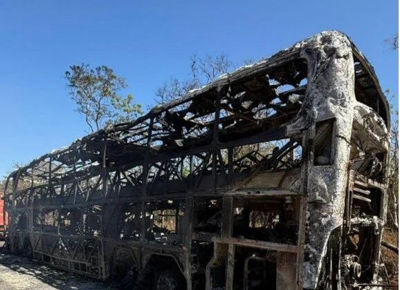 Ônibus com delegação do time do Paracatu pega fogo em rodovia quando retornava de jogo pela Terceira Divisão 