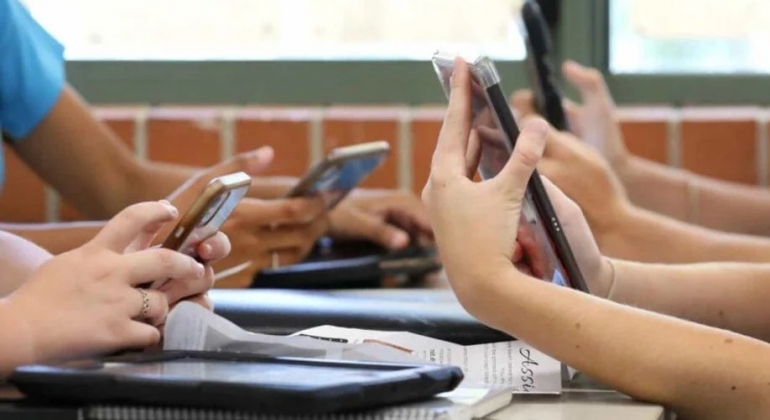 Veto a celular leva 80% dos alunos a prestar mais atenção nas aulas