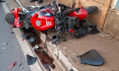 Patos de Minas - Motociclista fica ferido em colisão com ônibus no cruzamento da Rua São Geraldo