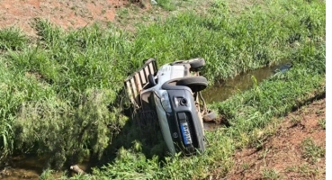 Motorista esquece de puxar freio de mão e automóvel caiu no Córrego do Monjolo na Av. Fátima Porto Motorista esquece de puxar freio de mão e automóvel caiu no Córrego do Monjolo na Av. Fátima Porto