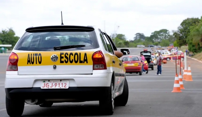 Governo federal lança consulta sobre fim da exigência de autoescola para Carteira Nacional de Habilitação (CNH); veja vídeo