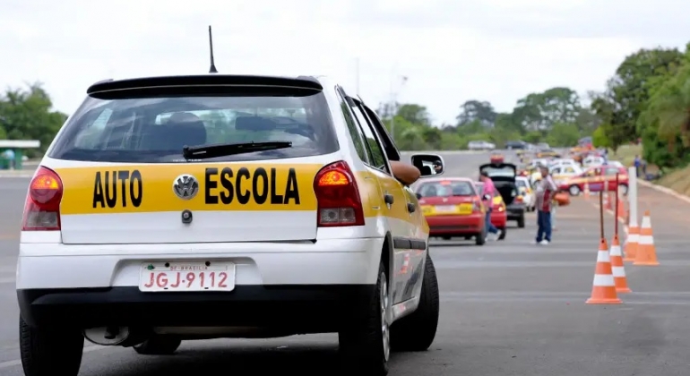 Governo federal lança consulta sobre fim da exigência de autoescola para Carteira Nacional de Habilitação (CNH); veja vídeo