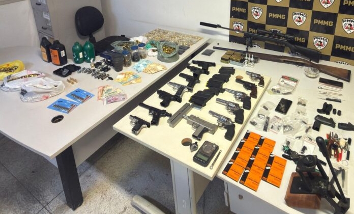 Polícia Militar apreende 15 armas de fogo e centenas de munições em operação em Patrocínio