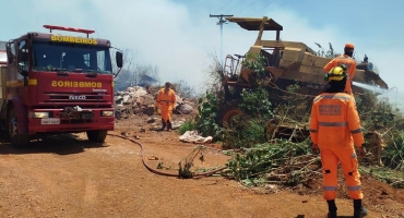 Bombeiros controlam fogo em amontoado de grãos e embalagens próximo à BR-365 Bombeiros controlam fogo em amontoado de grãos e embalagens próximo à BR-365
