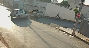 Caminhonete avança parada obrigatória e causa acidente em cruzamento na cidade de Patos de Minas Caminhonete avança parada obrigatória e causa acidente em cruzamento na cidade de Patos de Minas