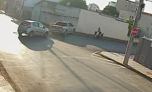 Caminhonete avança parada obrigatória e causa acidente em cruzamento na cidade de Patos de Minas 
