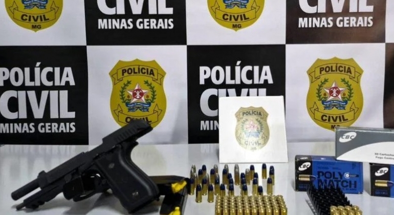 Polícia Civil apreende arma de fogo em Carmo do Paranaíba durante investigação relacionada a caso de violência doméstica Polícia Civil apreende arma de fogo em Carmo do Paranaíba durante investigação relacionada a caso de violência doméstica