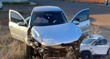 Motorista avança parada obrigatória e causa acidente com vítima na Rua Canadá, em Patos de Minas Motorista avança parada obrigatória e causa acidente com vítima na Rua Canadá, em Patos de Minas