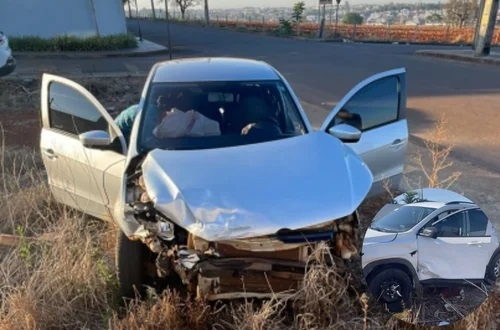 Motorista avança parada obrigatória e causa acidente com vítima na Rua Canadá, em Patos de Minas