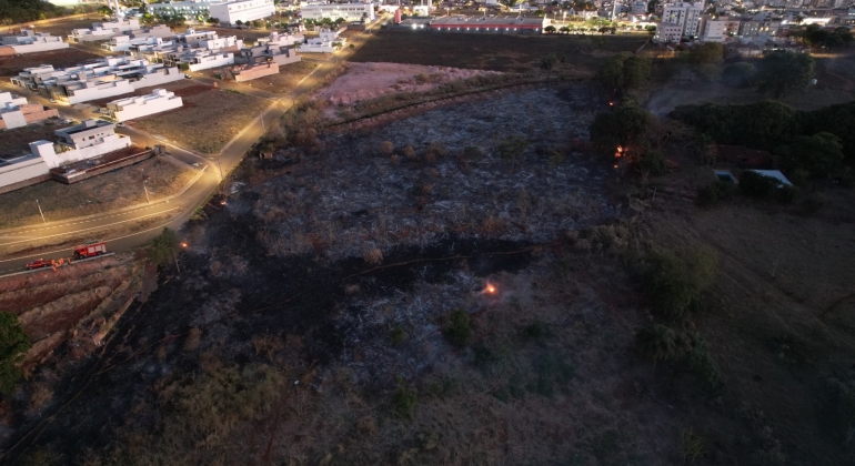 Incêndio em Patos de Minas consome 19 hectares de vegetação no bairro Alto Caiçaras